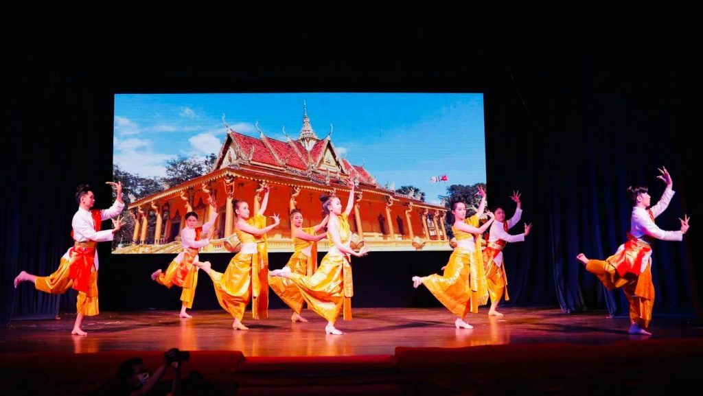 Độc đáo điệu múa truyền thống của dân tộc Khmer được các bạn đầu  tư về trang phục và vũ đạo 