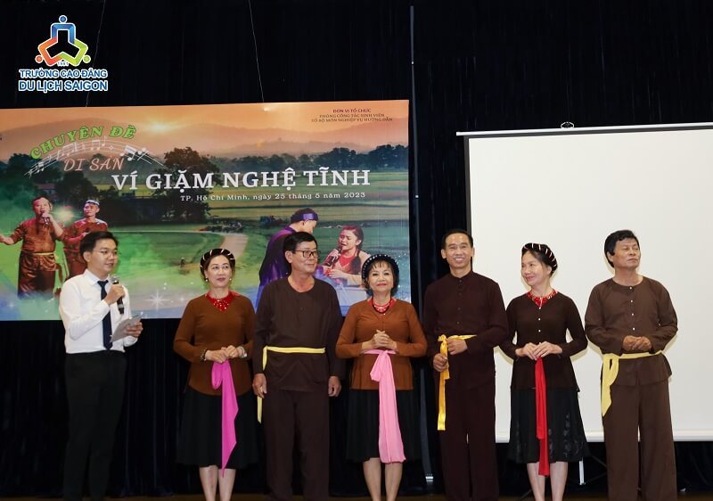 Đại diện trường Cao đẳng Du lịch Sài Gòn gửi lời cảm ơn đến các nghệ nhân Ví, Giặm Nghệ - Tĩnh
