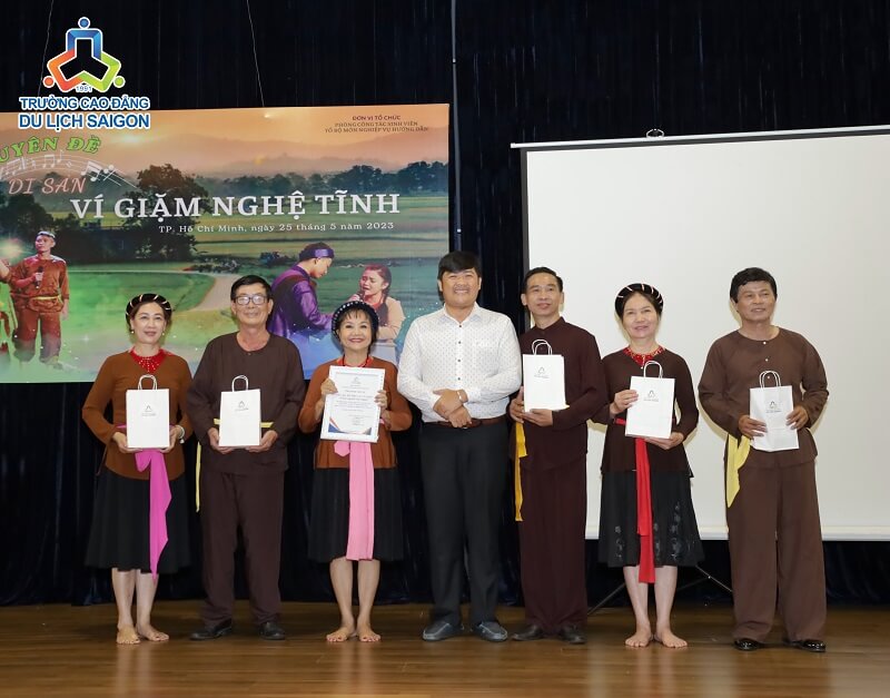 Đại diện trường Cao đẳng Du lịch Sài Gòn gửi lời cảm ơn đến các nghệ nhân Ví, Giặm Nghệ - Tĩnh