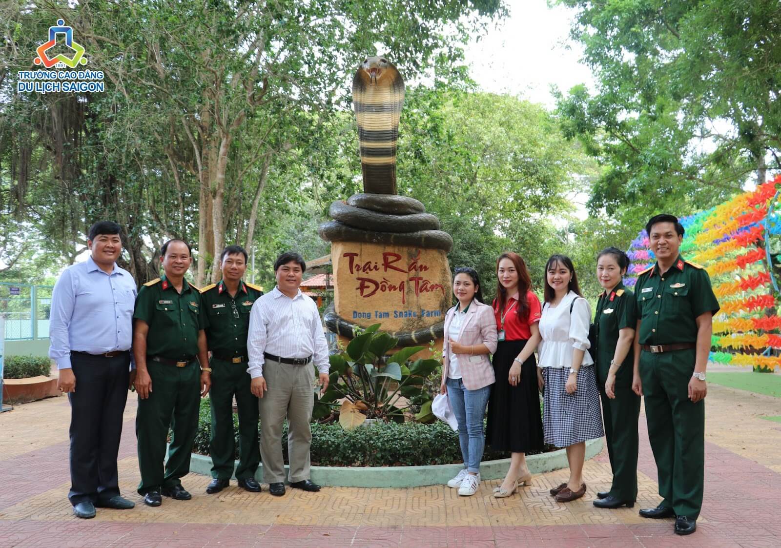 Đoàn trường Cao đẳng Du lịch Sài Gòn tham quan Trại rắn Đồng Tâm