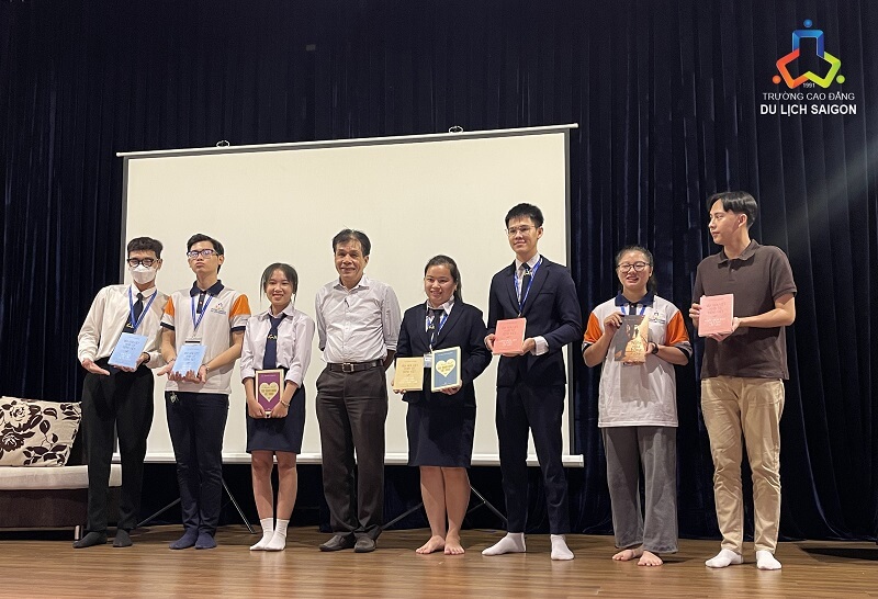 Trao giải thưởng cho các đội thi trong chuyên đề "Văn hóa Việt nhìn từ Tiếng Việt"