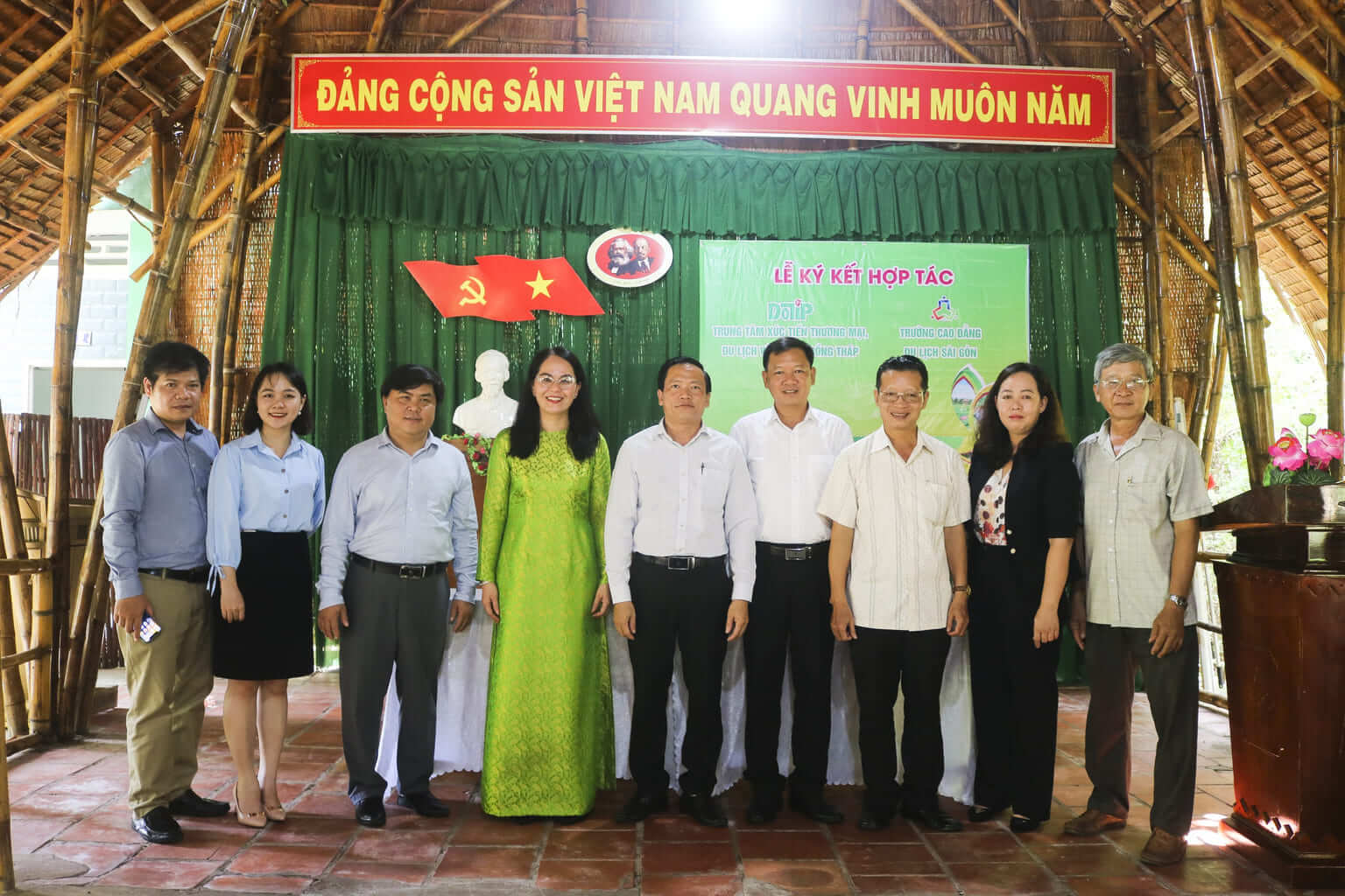 Đại diện Trường Cao đẳng Du lịch Sài Gòn và Trung tâm Xúc tiến Thương mại, Du lịch và Đầu tư Đồng Tháp