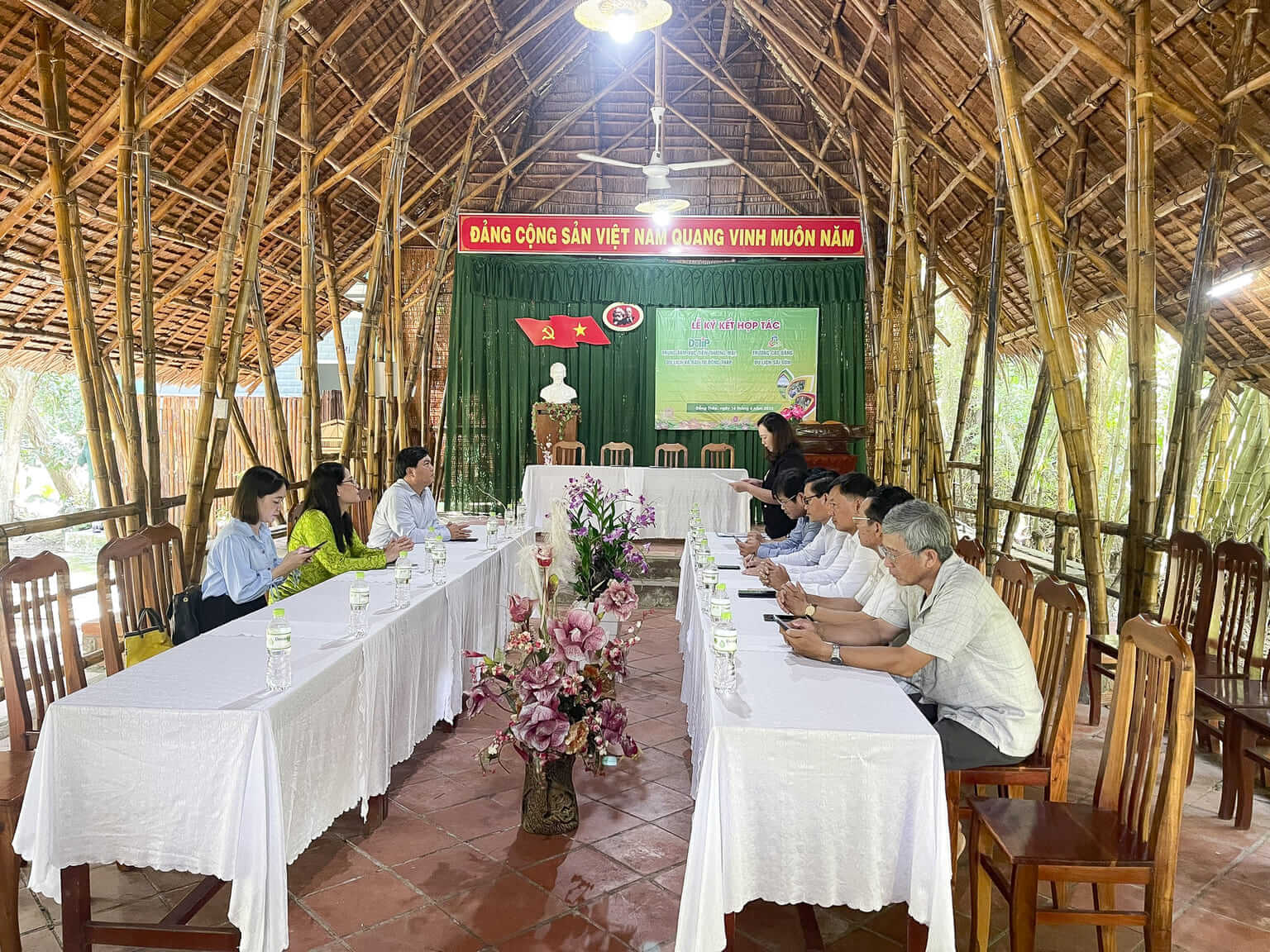 Quang cảnh buổi ký MOU giữa Trường Cao đẳng Du lịch Sài Gòn và Trung tâm Xúc tiến Thương mại, Du lịch và Đầu tư Đồng Tháp