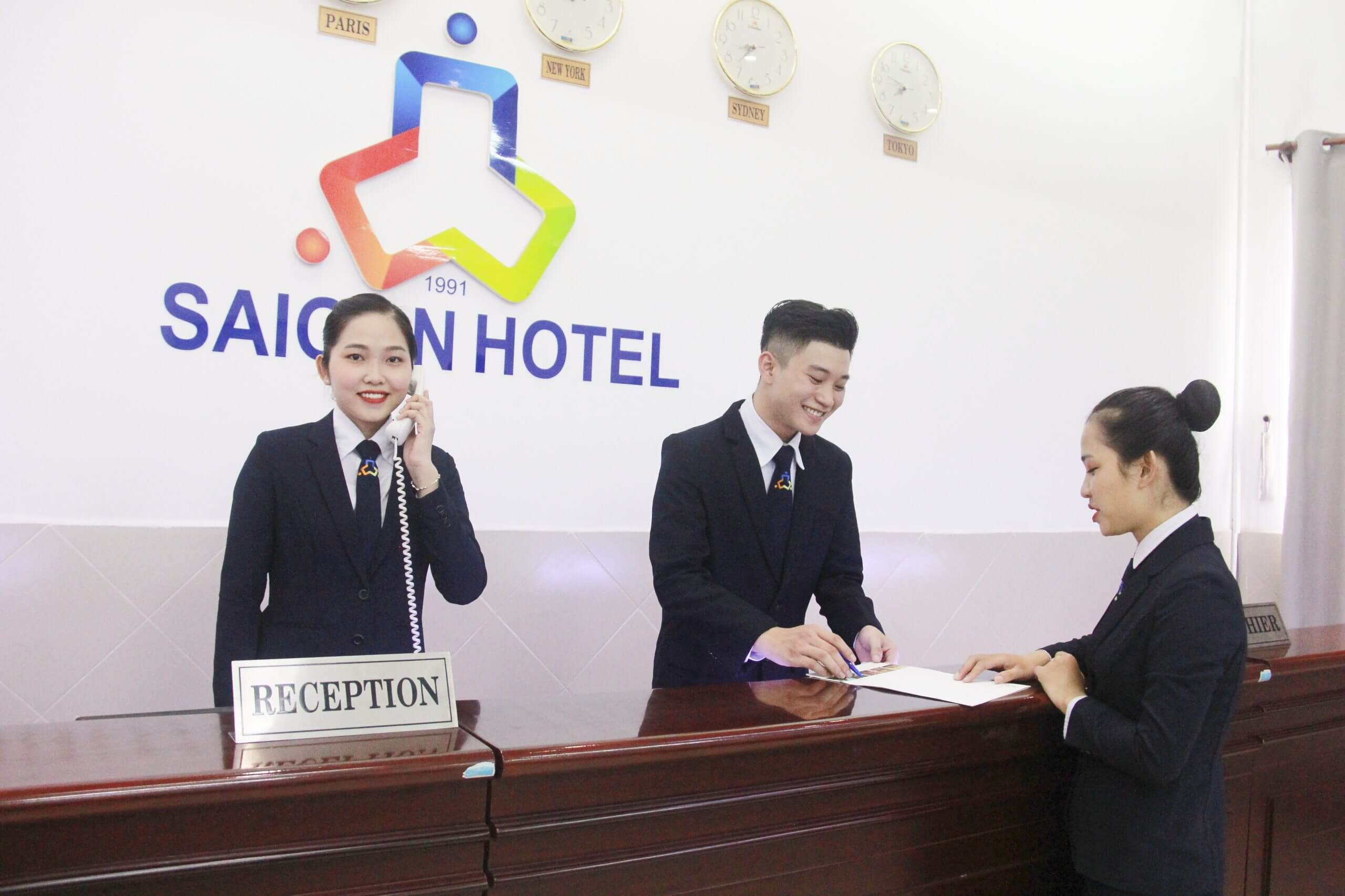 Sinh viên ngành Quản trị Khách sạn trong một buổi học thực hành Nghiệp vụ Lễ tân