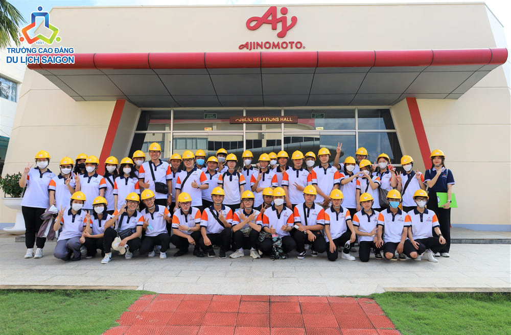 Sinh viên DLSG chụp ảnh lưu niệm khi tham quan Nhà máy Ajinomoto Việt Nam