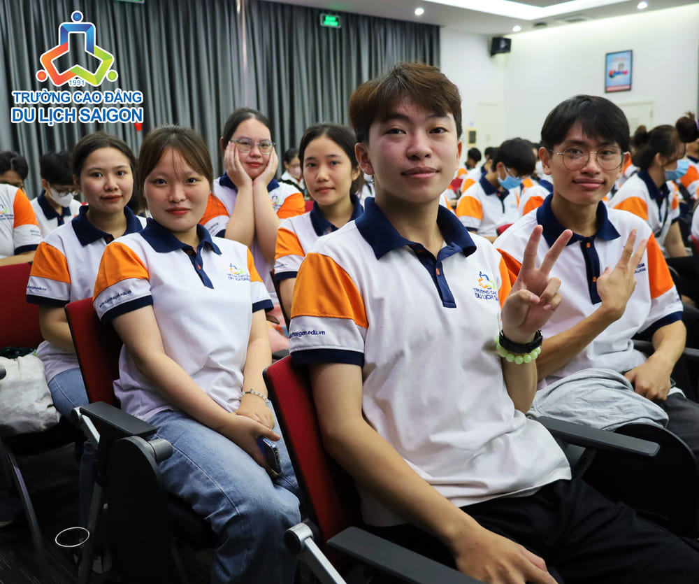 Sinh viên DLSG tại buổi trải nghiệm tham quan Nhà máy Ajinomoto Việt Nam