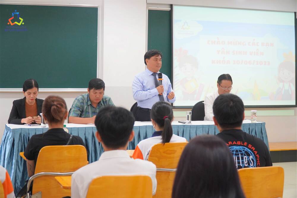 Thầy Phan Bửu Toàn phát biểu tại buổi sinh hoạt đầu khóa khóa 30.06.2023