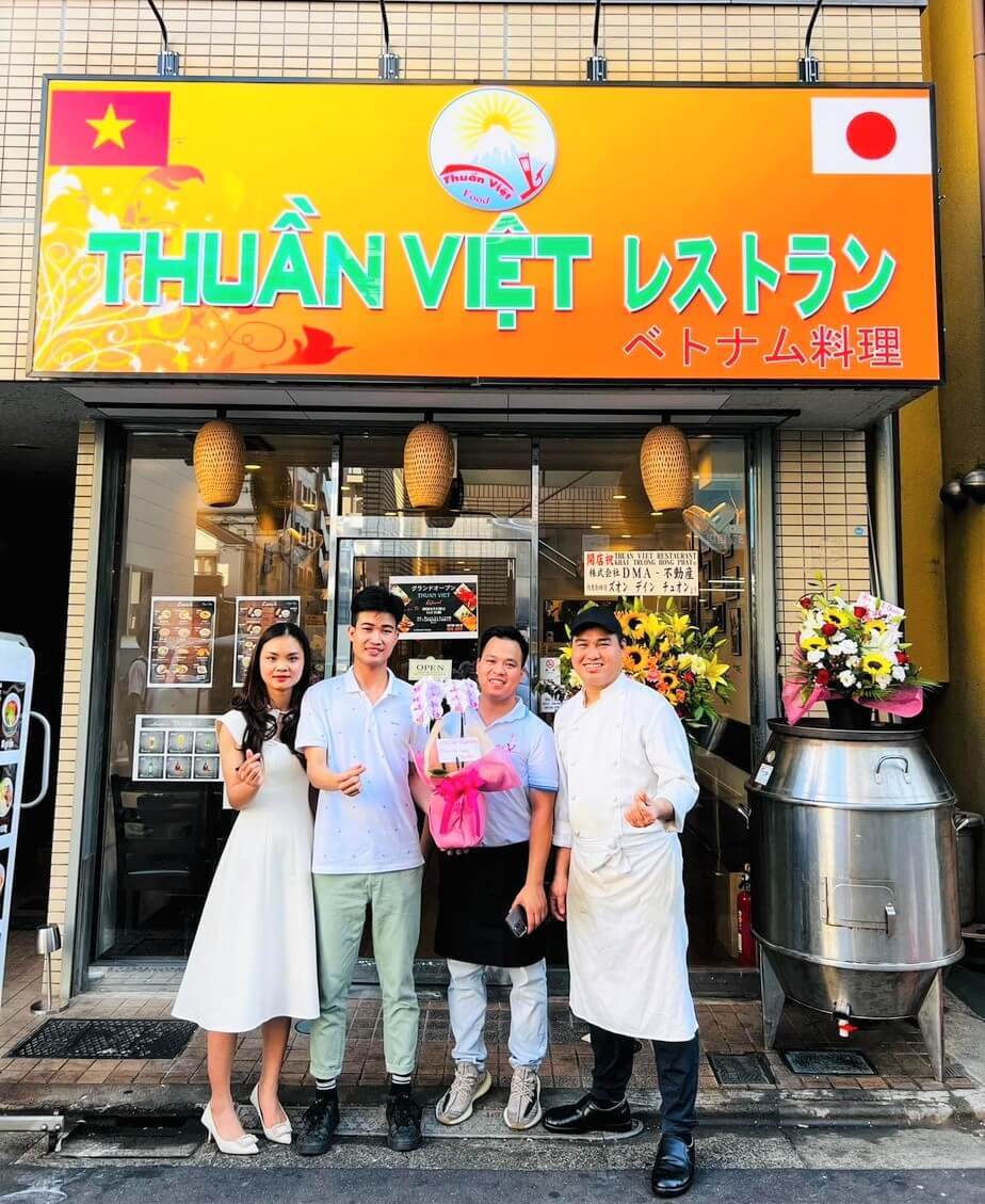 Mừng ngày khai trương quán ăn Việt của Nguyễn Quang Thuần