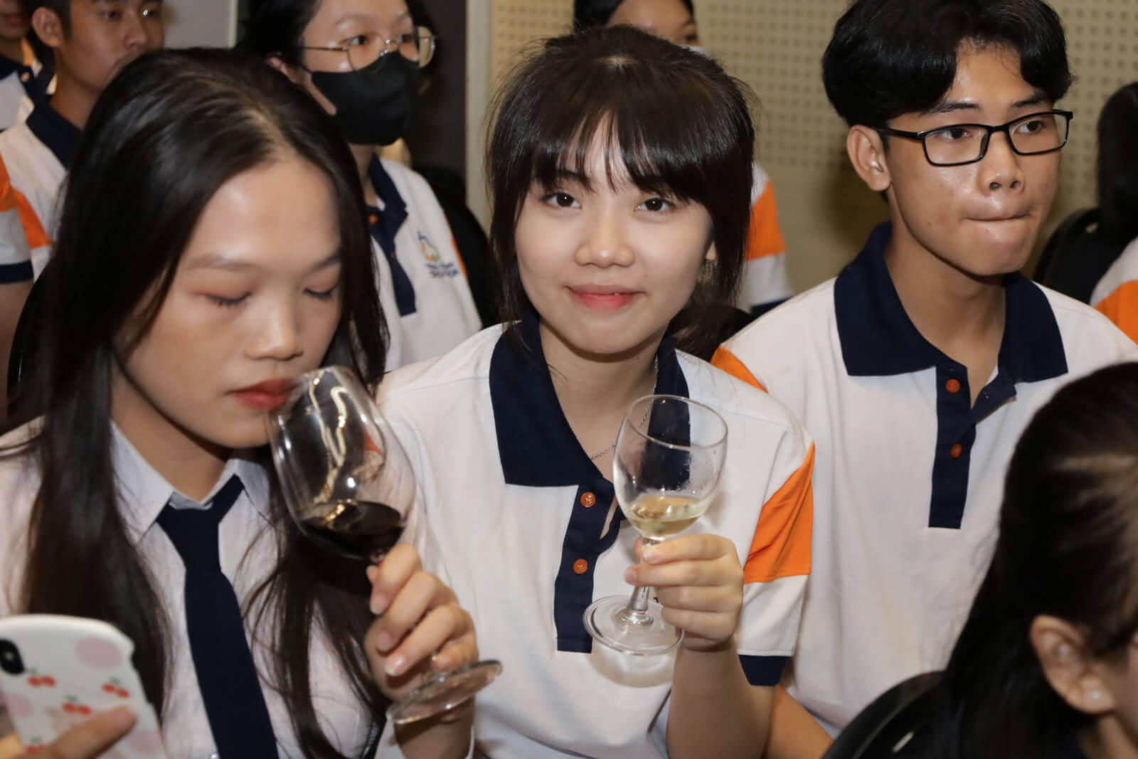 Sinh viên hào hứng thử rượu vang