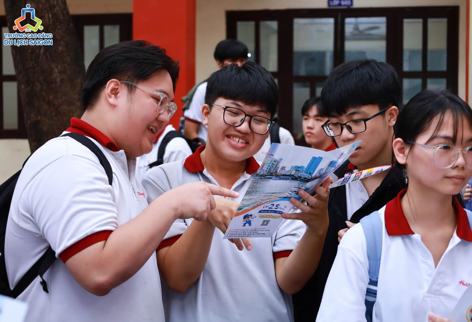 Học sinh trường Ngô Thời Nhiệm đọc tờ rơi DLSG
