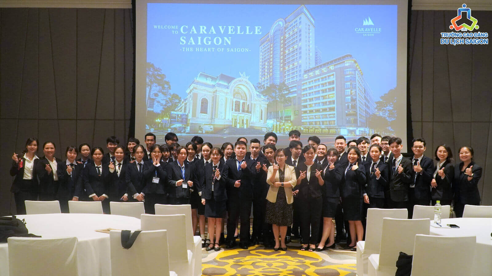 Sinh viên DLSG chụp ảnh cùng đại diện khách sạn Caravelle