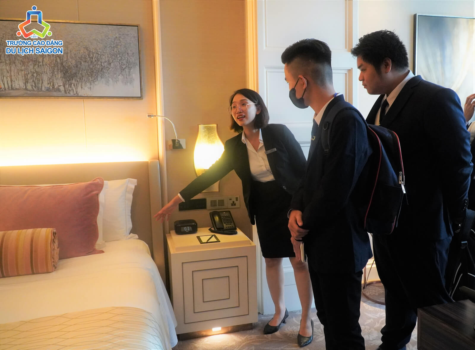 Sinh viên tham quan phòng khách sạn Caravelle