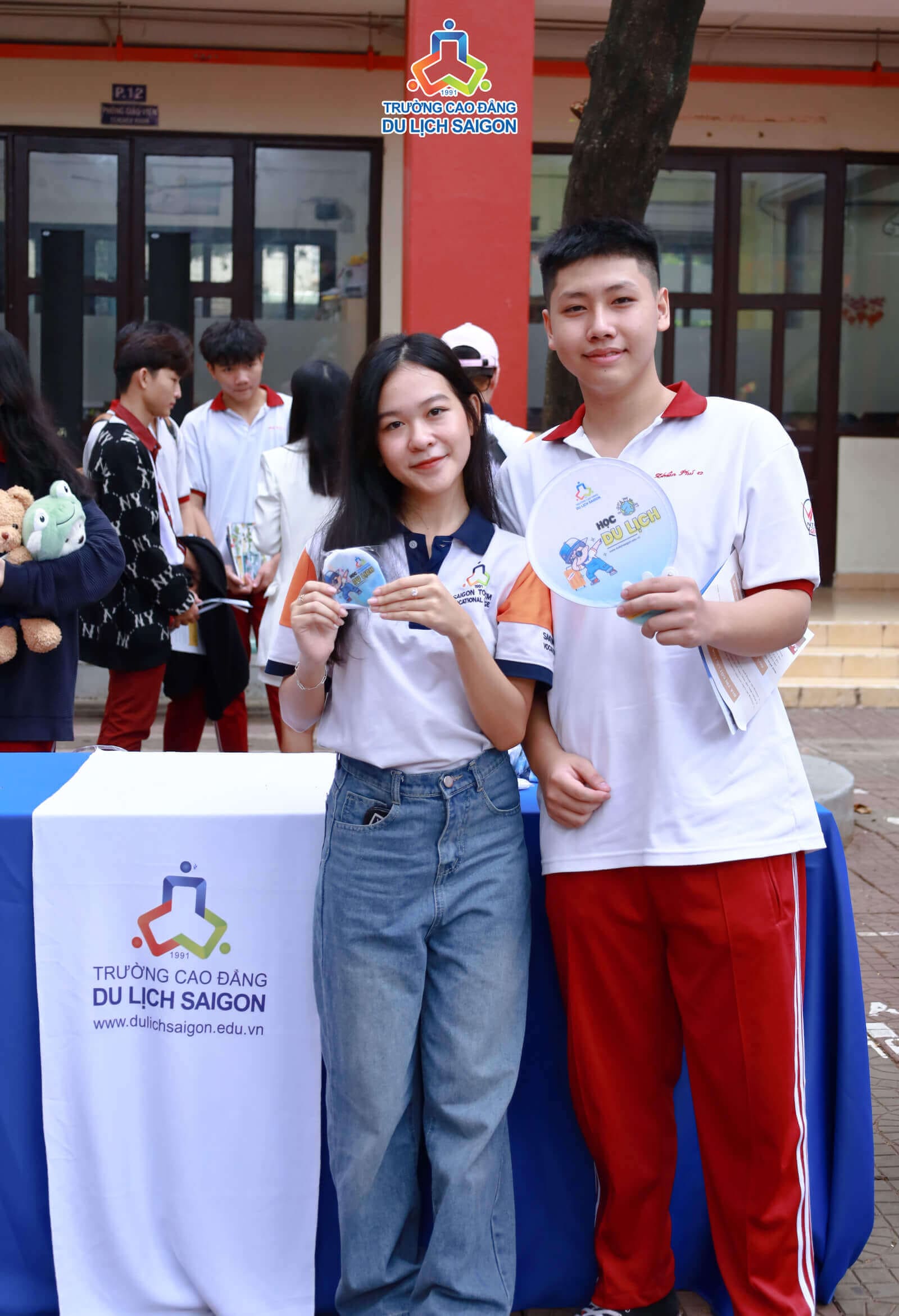 sinh viên chụp ảnh cùng học sinh Ngô Thời Nhiệm