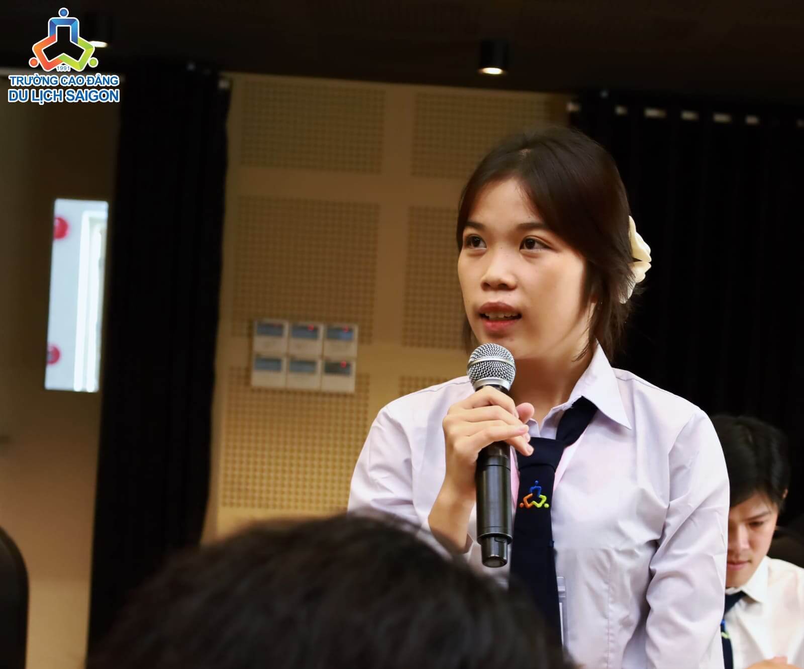 sinh viên trả lời câu hỏi của diễn giả Hùng