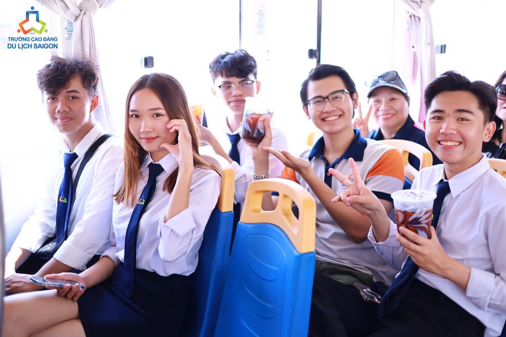Sinh viên trải nghiệm water bus trên sông Sài Gòn