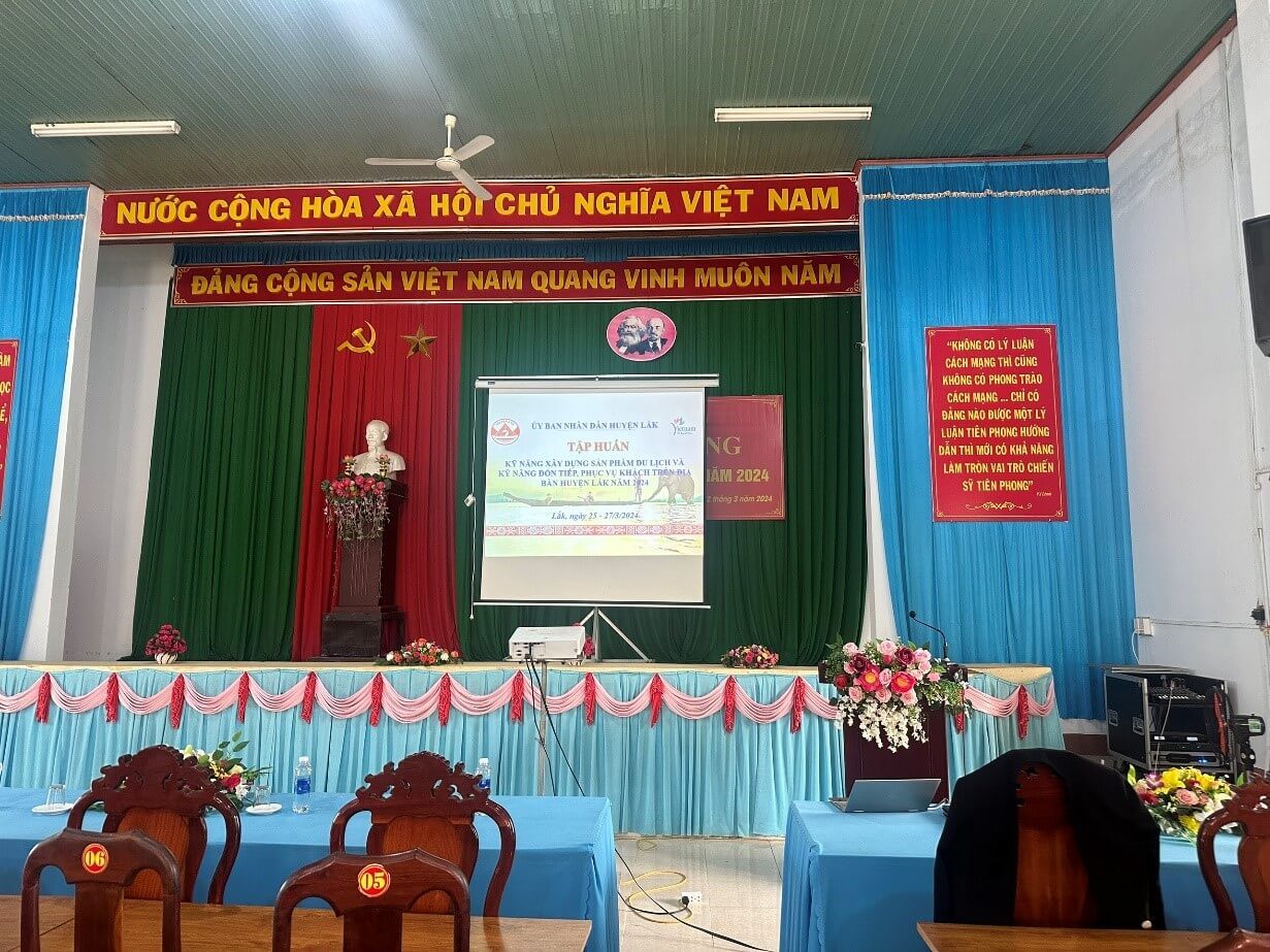 Hình ảnh tại Trung tâm chính trị huyện Lắk trước khi diễn ra lễ khai giảng