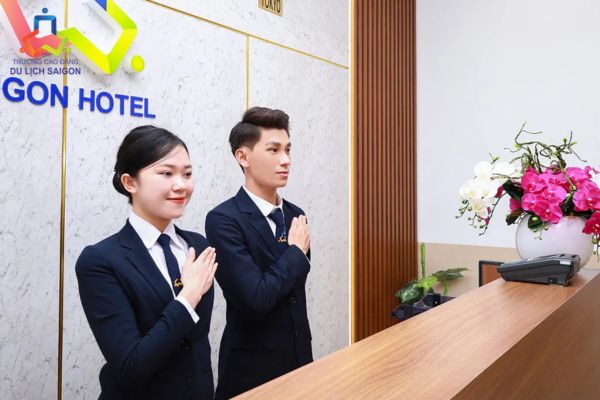 Chuyên ngành Quản trị Khách sạn sẽ được học về các nghiệp vụ như:  Lễ tân, Buồng phòng, Nhà hàng, Pha chế, Chăm sóc khách hàng…