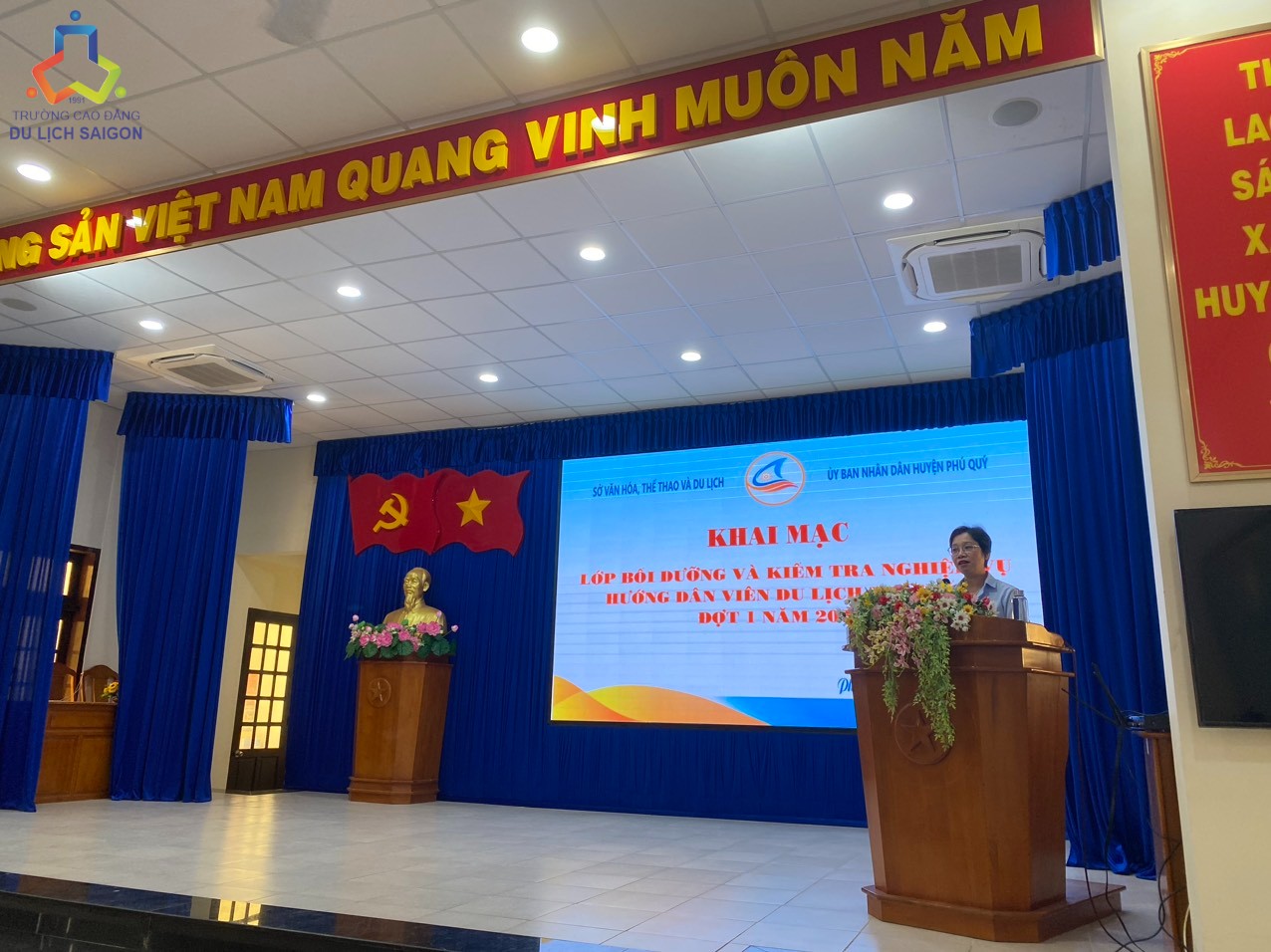 Hình ảnh Bà Nguyễn Lan Ngọc phát biểu khai mạc Lớp bồi dưỡng và kiểm tra Nghiệp vụ hướng dẫn viên tại điểm đợt 1 năm 2024