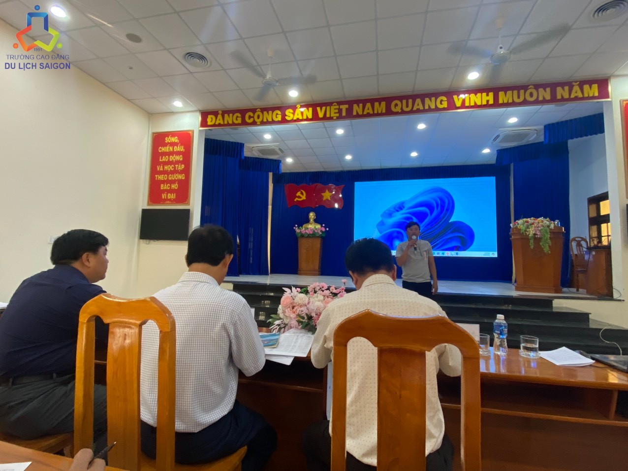 Hình ảnh thí sinh đầu tiên tham gia phần dự thi thuyết minh về điểm Du lịch trên địa bàn huyện Phú Quý