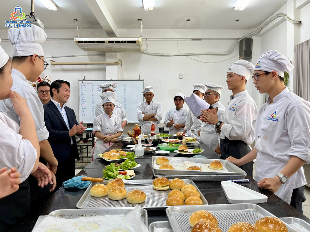 JP-Holdings tham quan phòng thực hành bếp bánh của trường