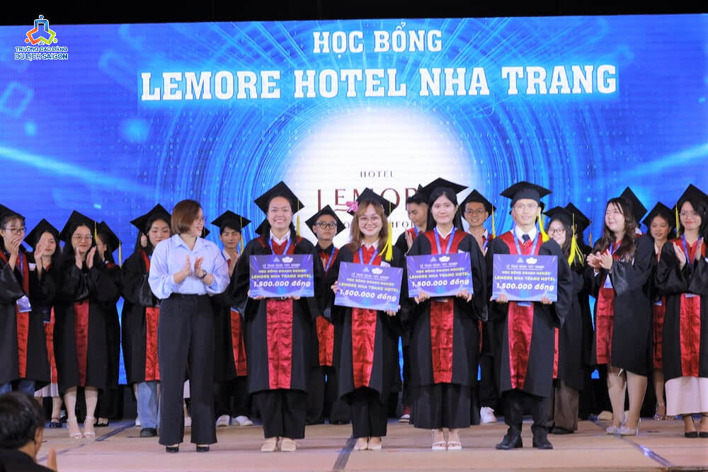 Tân cử nhân nhận thưởng từ Lemore Hotel Nha Trang