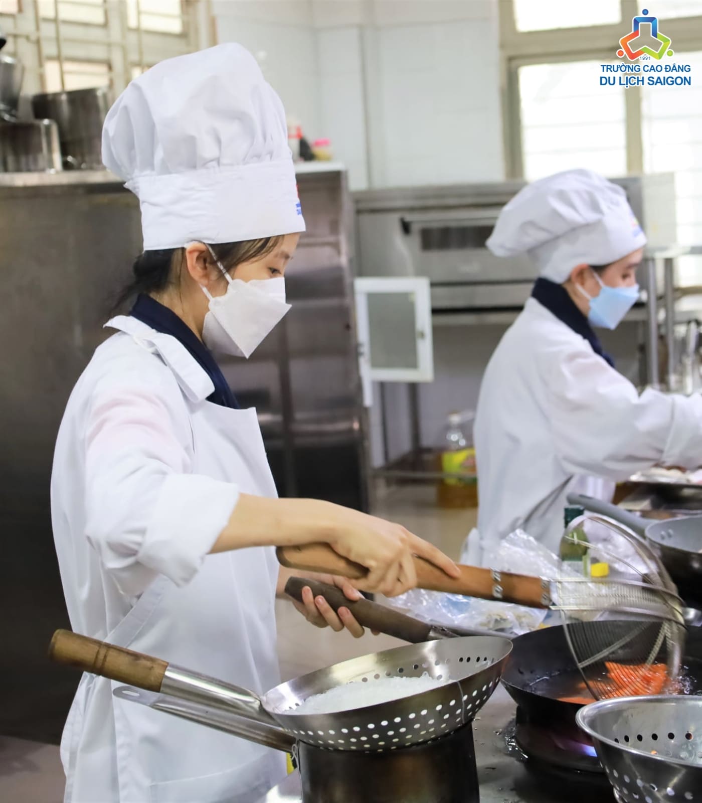 Nhân viên phụ bếp cần có các kỹ năng cơ bản của người làm đầu bếp