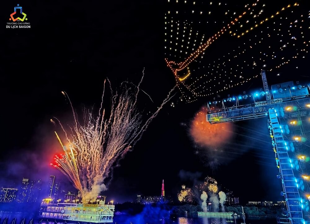 Bắn pháo và bay drone tại Lễ khai mạc Lễ hội sông nước 2024