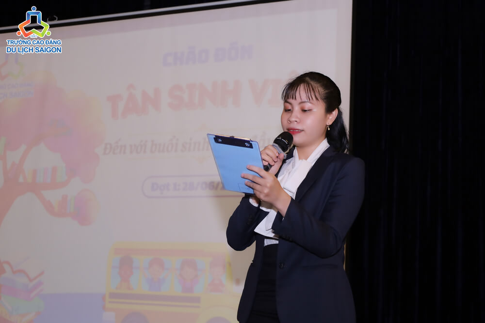 MC của buổi sinh hoạt đầu khóa 28.06.2024