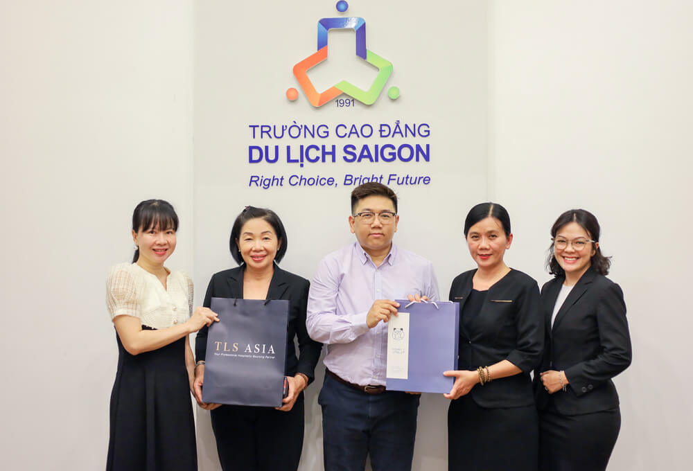 TLS-Asia tặng quà lưu niệm cho Trường Cao đẳng Du lịch Sài Gòn