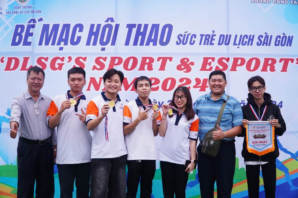 Trao giải Liên Quân Mobile tại Hội thao Sức trẻ Du lịch Sài Gòn năm 2024