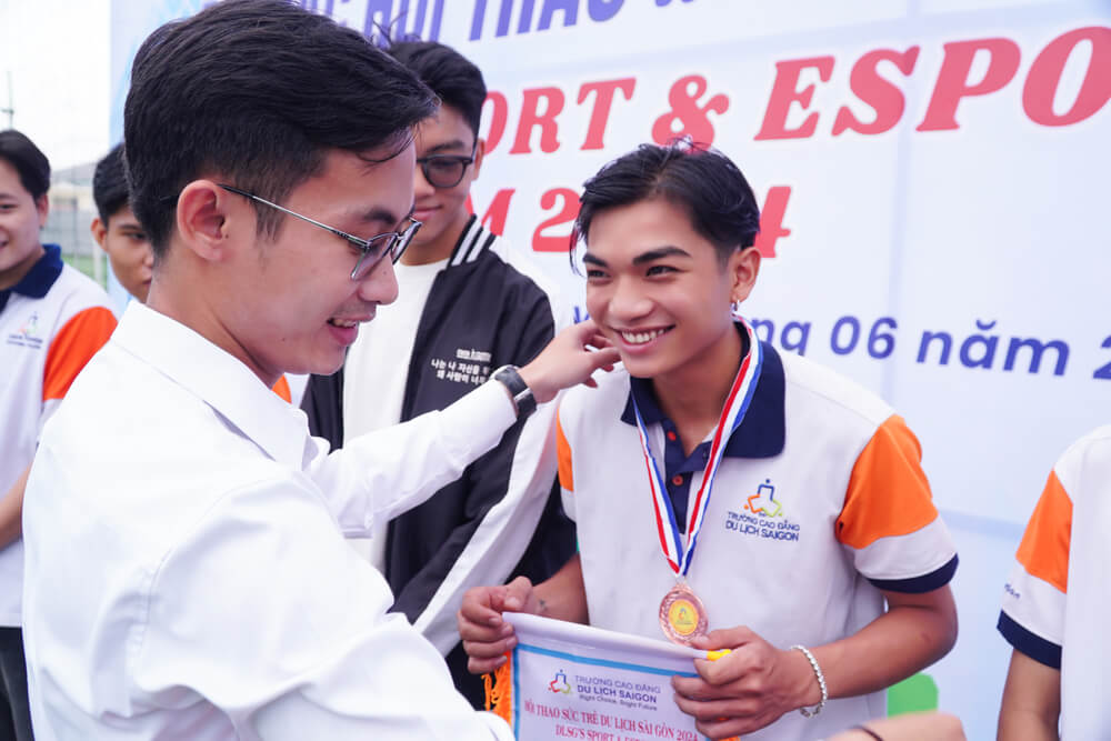 Trao giải cho các cá nhận xuất sắc tại Hội thao Sức trẻ Du lịch Sài Gòn 2024