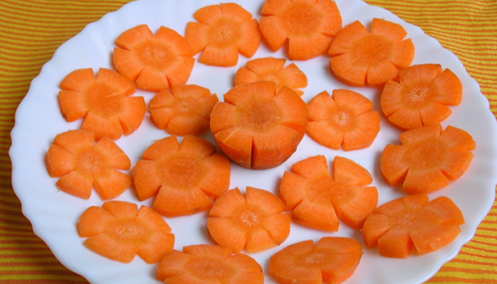 Cách tạo bông hoa đơn giản từ cà rốt