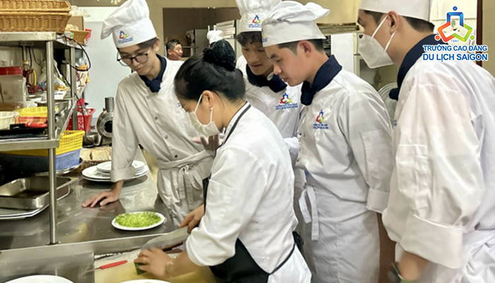 Tuyển dụng và đào tạo nhân viên trong bộ phận bếp