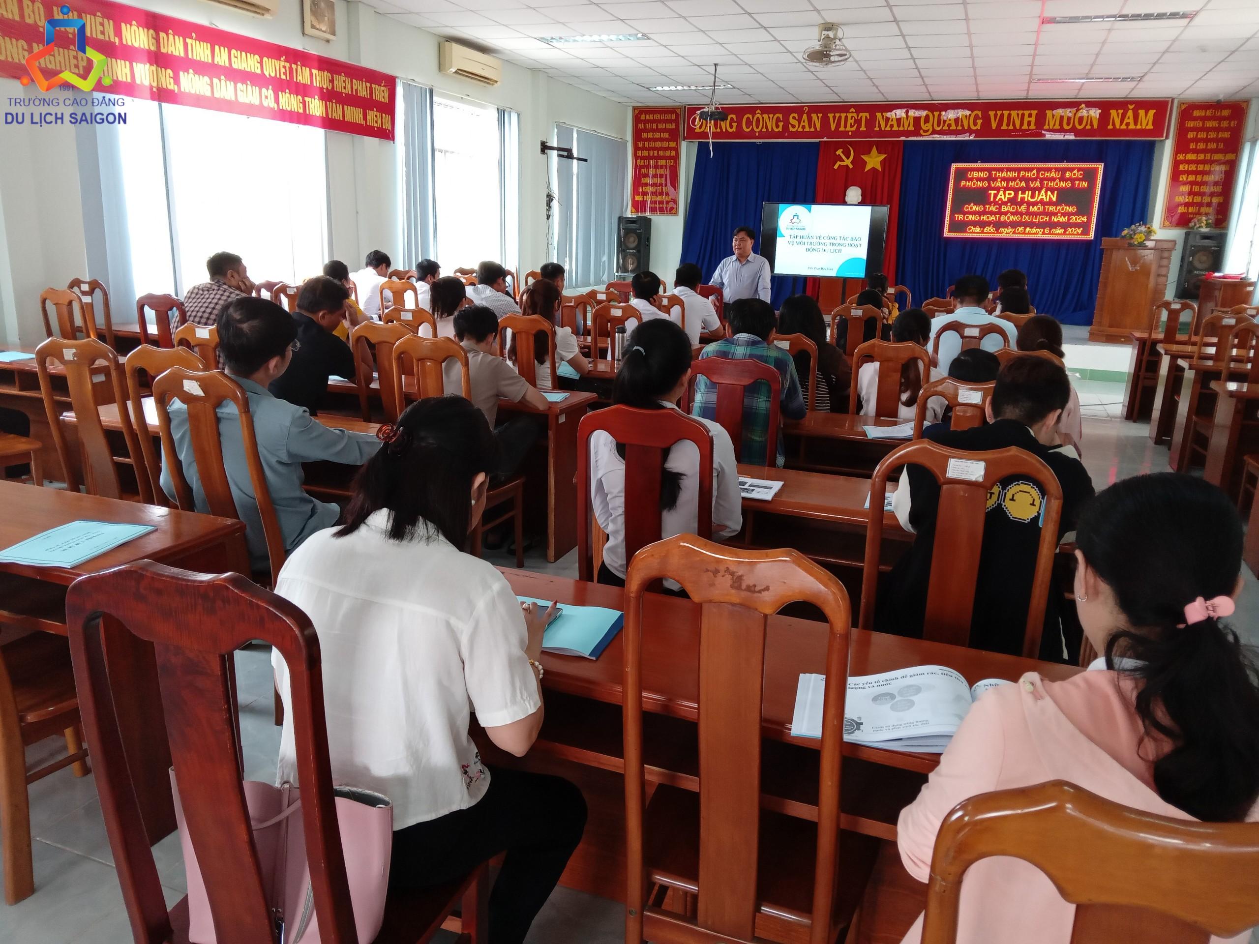 Một số hình ảnh của giảng viên Cao đẳng Du lịch Sài Gòn và học viên của Lớp Tập huấn Bảo vệ Môi trường trong hoạt động Du lịch.