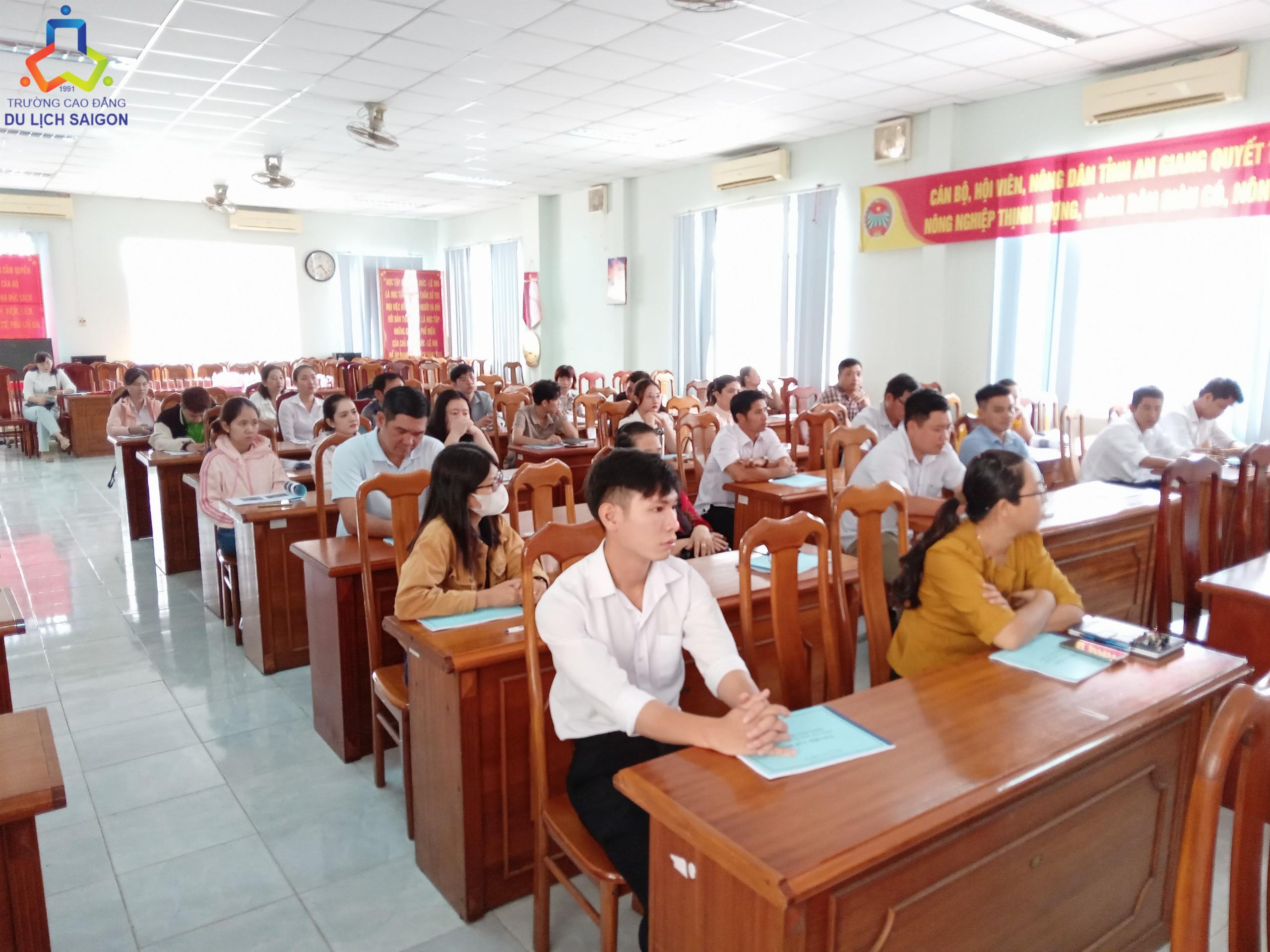 Một số hình ảnh của giảng viên Cao đẳng Du lịch Sài Gòn và học viên của Lớp Tập huấn Bảo vệ Môi trường trong hoạt động Du lịch.