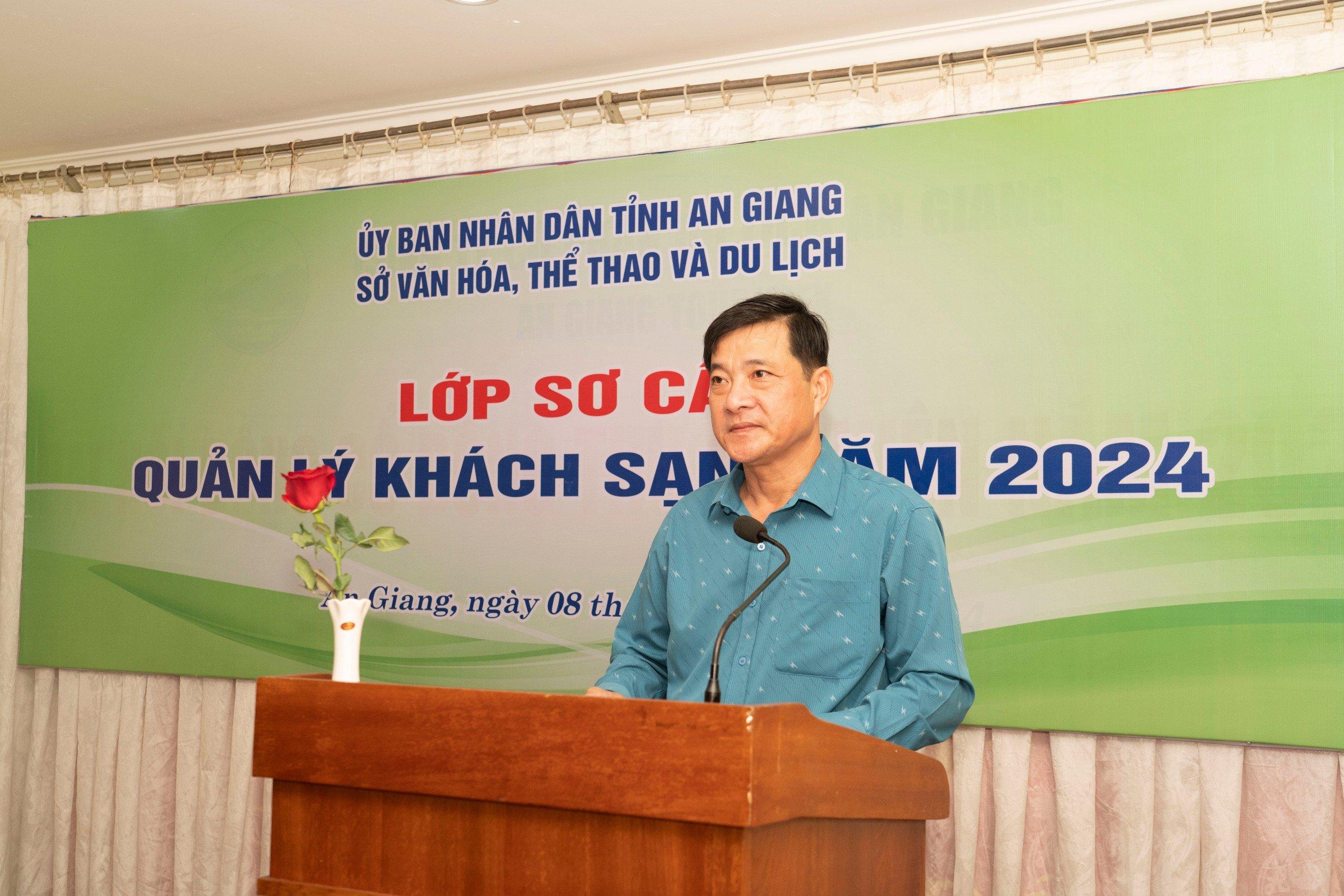 Hình ảnh Ông Nguyễn Trung Thành phát biểu khai giảng Lớp Sơ cấp Quản lý Khách sạn