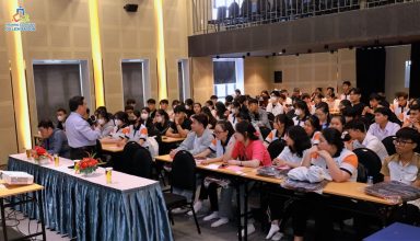 Thầy Phó hiệu trưởng Phan Bửu Toàn sinh hoạt đầu khóa cho tân sinh viên