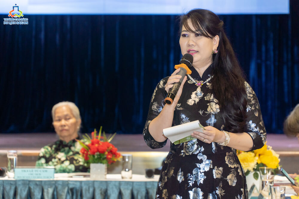 MC Kim Trang của tọa đàm