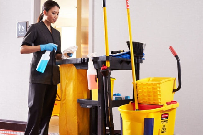 Nhân viên housekeeping cần chuẩn bị dụng cụ đầy đủ trước khi dọn phòng