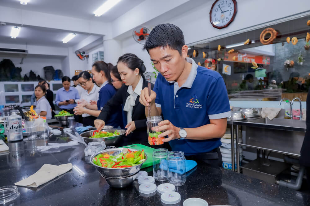 Công đoàn viên Trường Cao đẳng Du lịch Sài Gòn làm dưa khổ qua