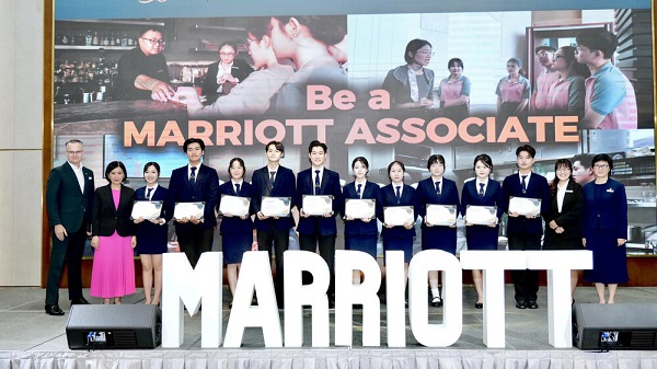 Sinh viên nhận chứng nhận khi tham gia hoạt động trải nghiệm nghề nghiệp tại Marriott