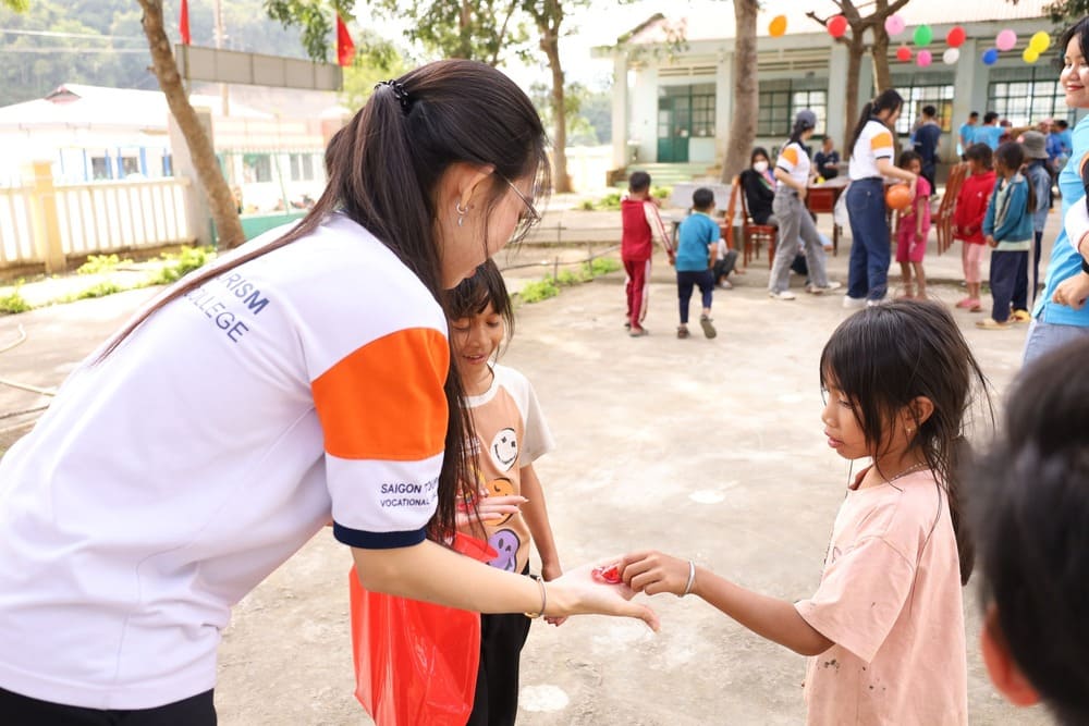 Sinh viên tặng kẹo cho em nhỏ tại Ma Nới