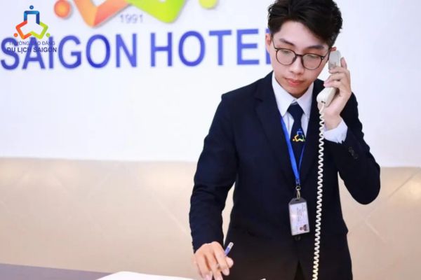 Sau khi học Quản trị Khách sạn bạn thể ứng tuyển vào các vị trí Lễ tân, Phục vụ Buồng phòng, Phục vụ Nhà hàng,...