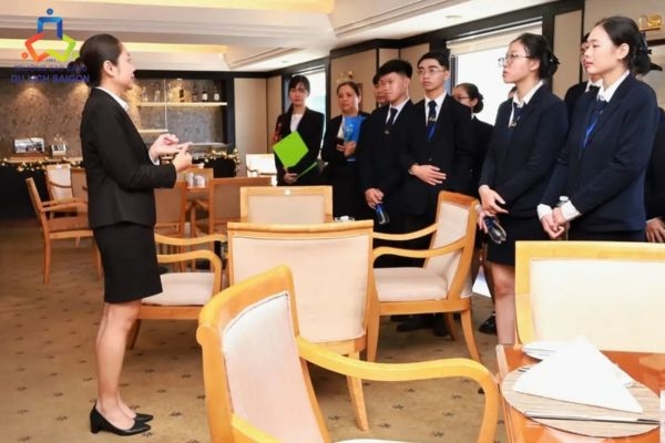Ngành Quản trị Khách sạn mang đến cơ hội việc làm đa dạng, mức lương ổn định và môi trường đầy năng động