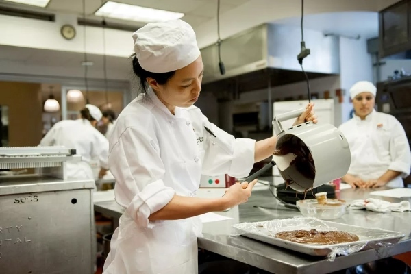 Lương Commis Chef phụ thuộc vào quy mô nhà hàng và kinh nghiệm