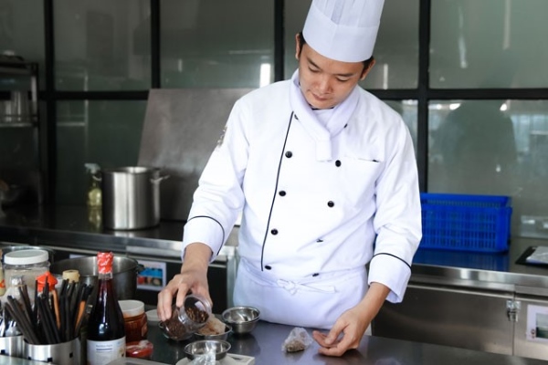 Demi Chef giám sát tài sản, thiết bị bếp, đảm bảo sử dụng và bảo trì đúng cách