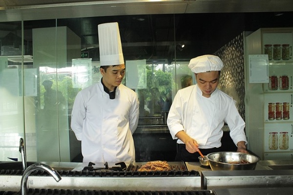 Demi Chef điều hành bếp, phân công và giám sát nhân viên hiệu quả