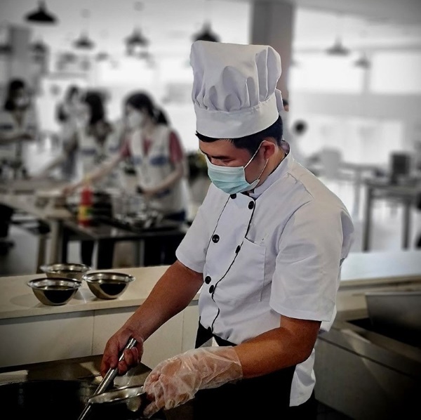 Ngoài nhiệm vụ chính, Demi Chef còn hỗ trợ và thay mặt Trưởng ca khi cần