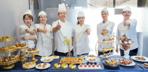 Đào tạo nhân viên và hỗ trợ đồng nghiệp của Pastry Chef đảm bảo hoạt động bếp suôn sẻ