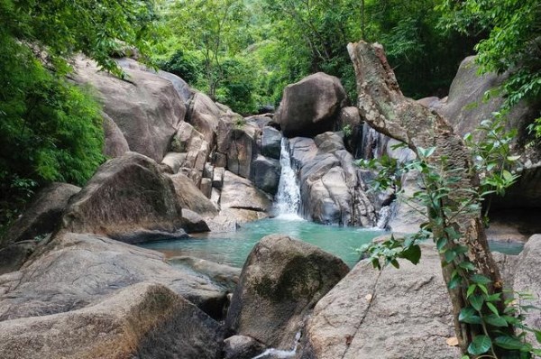 Suối Tiên - Suối Đá sở hữu dòn g suối trong veo, thác nước hùng vĩ và không gian xanh mát